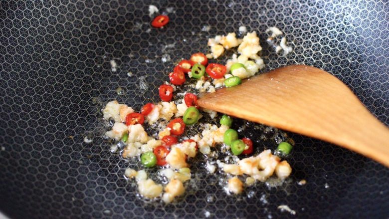 香菇虾仁酿鹌鹑蛋,加入青红辣椒碎，继续快速翻炒均匀。