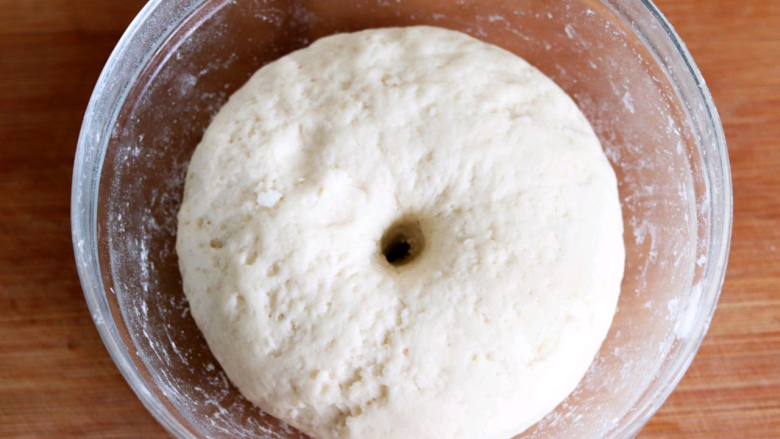 松软奶香山药小饼,面团发酵至两倍大，中间戳一个洞不会回缩，证明发酵完成。