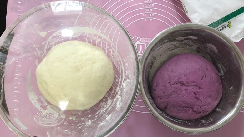 营养早餐-双色紫薯馒头,发酵后，这次可能牛奶放太多没有上次发酵的好
