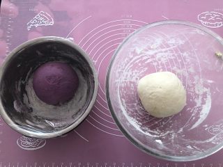 营养早餐-双色紫薯馒头,揉好的面团