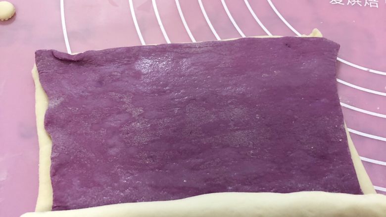 营养早餐-双色紫薯馒头,卷起来，可以刷一点水