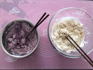 营养早餐-双色紫薯馒头,和面尽量是比较湿，不要太干！