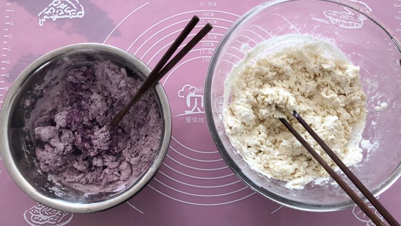 营养早餐-双色紫薯馒头,和面尽量是比较湿，不要太干！