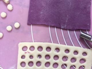 营养早餐-双色紫薯馒头,擀成面皮用模具压小圆