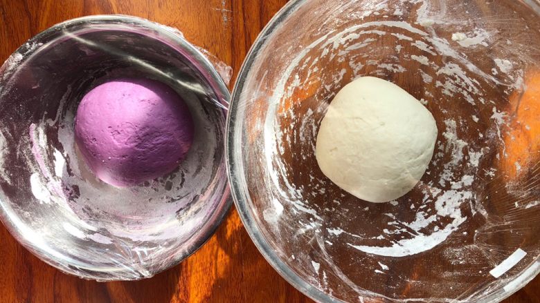 营养早餐-双色紫薯馒头,盖保鲜膜放到有温度的地方发酵，也可以用烤箱或者蒸锅放温水发酵