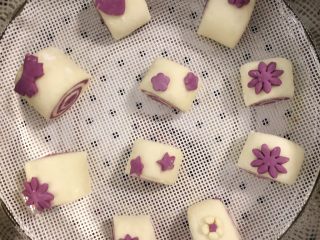 营养早餐-双色紫薯馒头,这是用模具印的装饰，模具网上很多卖，看个人喜欢装饰，蒸8-10分钟就可以！