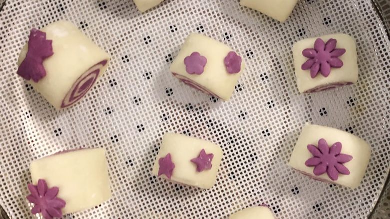 营养早餐-双色紫薯馒头,这是用模具印的装饰，模具网上很多卖，看个人喜欢装饰，蒸8-10分钟就可以！