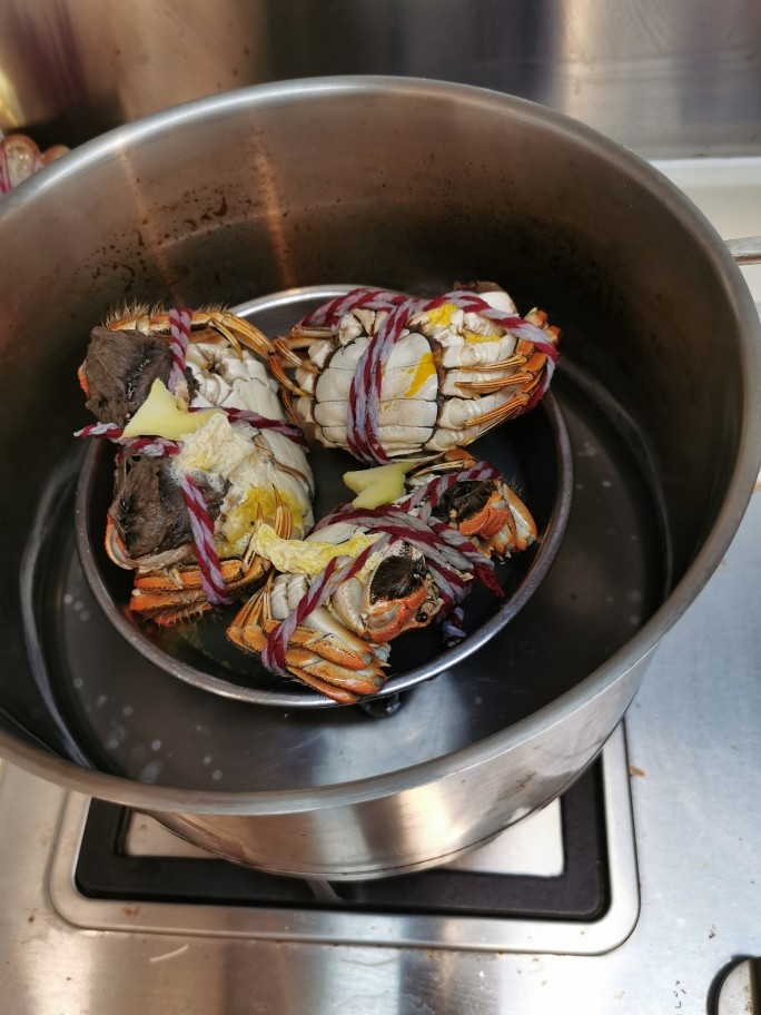 紫苏蒸太湖大闸蟹,紫苏叶铺在盘子上面，把大闸蟹反转，蟹肚朝天，放上蒸盘，待蒸锅水开，放上去隔水大火蒸10-15分钟（根据蟹的大小）