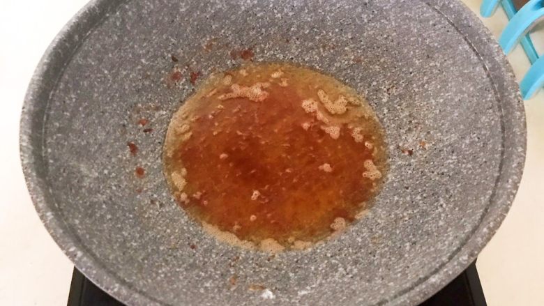 干锅基围虾,锅里的油继续加热