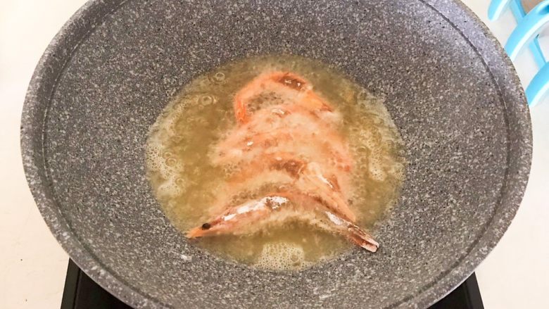 干锅基围虾,油温6分热的时候加入裹上面粉的基围虾