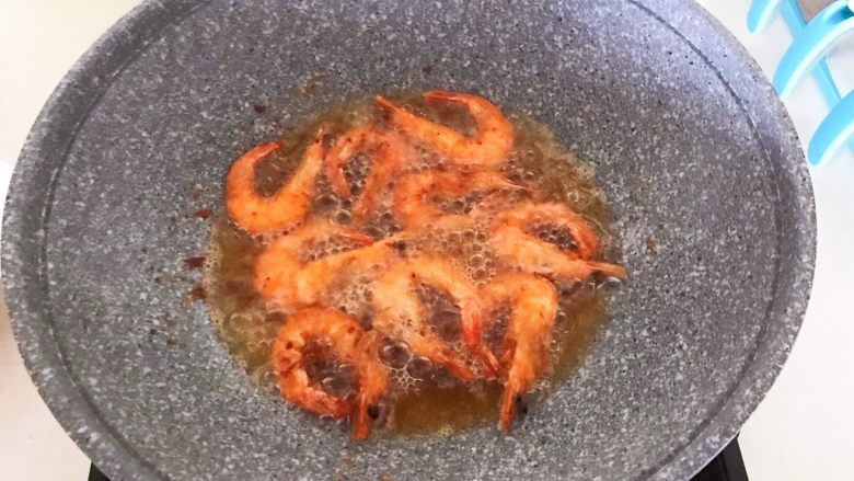 干锅基围虾,炸至基围虾表皮酥脆