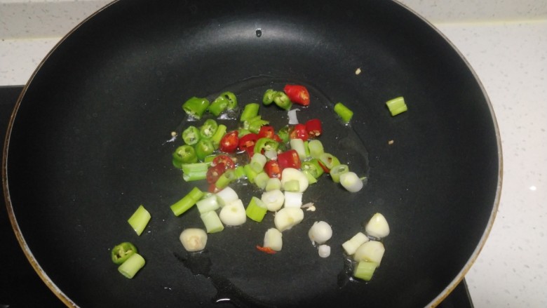 尖椒炒西红柿炖白菜,锅中放入适量油，炒香葱、尖椒、蒜片