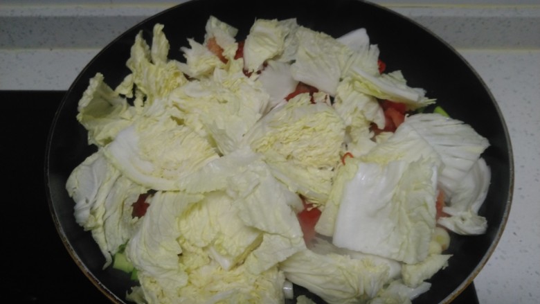 尖椒炒西红柿炖白菜,放入白菜
