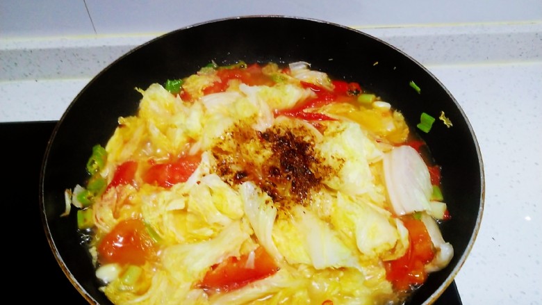 尖椒炒西红柿炖白菜,炒至断生，放入调料