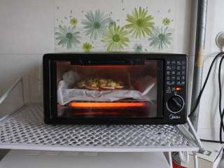 田园披萨, 烤箱预热，上下火180度。烤8-10分钟至成熟即可