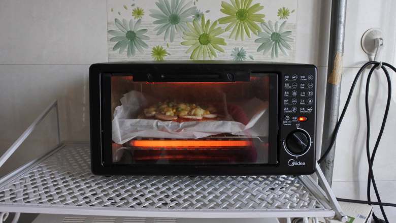 田园披萨, 烤箱预热，上下火180度。烤8-10分钟至成熟即可