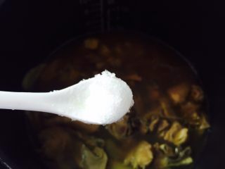 白牛肝菌土鸡汤,待时间到后加入2小茶匙盐（根据个人口味添加）