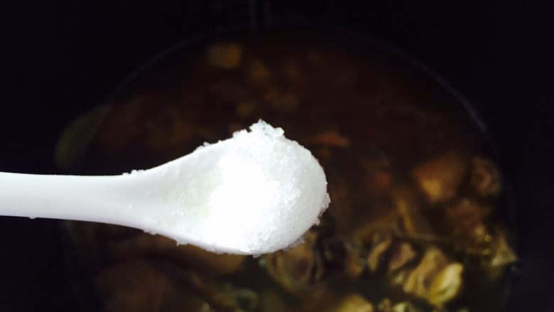 白牛肝菌土鸡汤,待时间到后加入2小茶匙盐（根据个人口味添加）