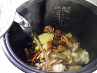 白牛肝菌土鸡汤,加入800ml热水
