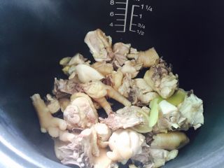 白牛肝菌土鸡汤,将鸡块倒入电饭煲内胆