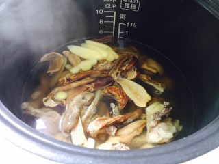 白牛肝菌土鸡汤,水量依个人喜好添加。摁煲汤功能键开启工作，约60分钟
