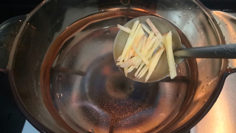 冬瓜花蛤汤,锅中加水800克，放入姜丝