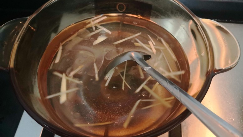 冬瓜花蛤汤,用勺子，搅拌均匀