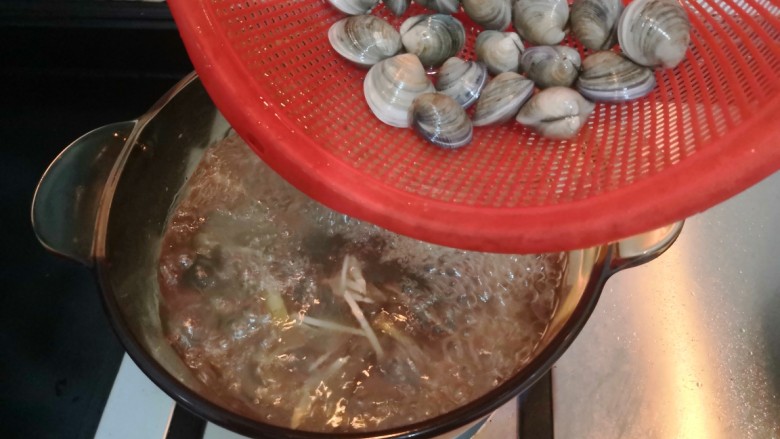 冬瓜花蛤汤,水滚开后，倒入花蛤，煮至花蛤裂开口