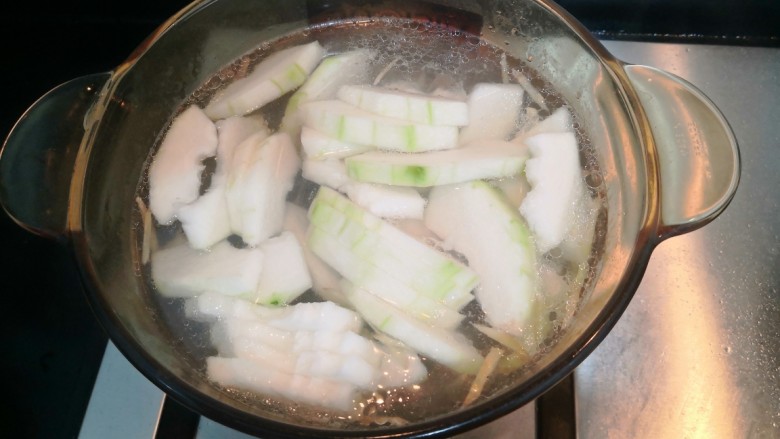 冬瓜花蛤汤,花蛤裂开嘴巴，倒入冬瓜，继续烧煮