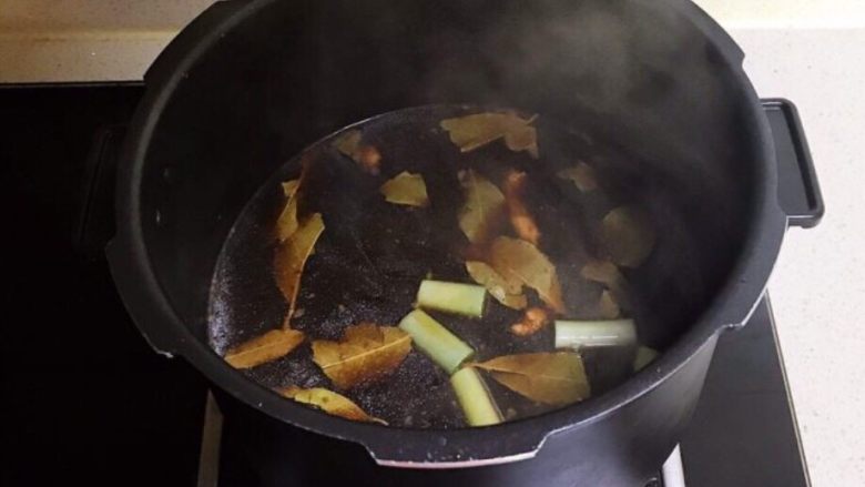 酸辣鸡胗,煮锅放入温水，加入所有干料和葱姜，煮10分钟