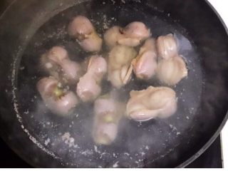 酸辣鸡胗,鸡胗冷水下锅，水开后焯水5分钟