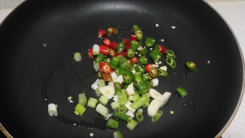 包菜炒粉条,锅中放入适量油，炒香葱、蒜、尖椒。