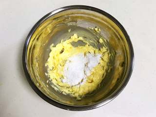 淡奶油曲奇,糖粉过筛，分三次加入黄油中，每加一次就搅打均匀。