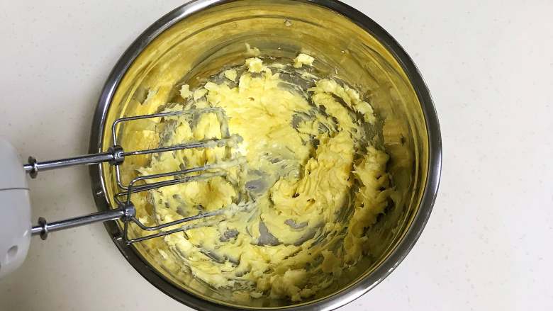 淡奶油曲奇,加入盐，用电动打蛋器把黄油搅打均匀，比较柔软的状态。