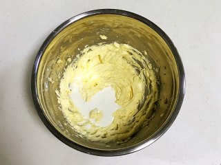 淡奶油曲奇,淡奶油加热至50度，凉至30度左右，分三次加入打发的黄油中。