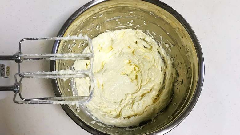 淡奶油曲奇,每次搅打均匀再加入下一次的量，中途可以用刮刀把边上打不到的黄油刮到中间。