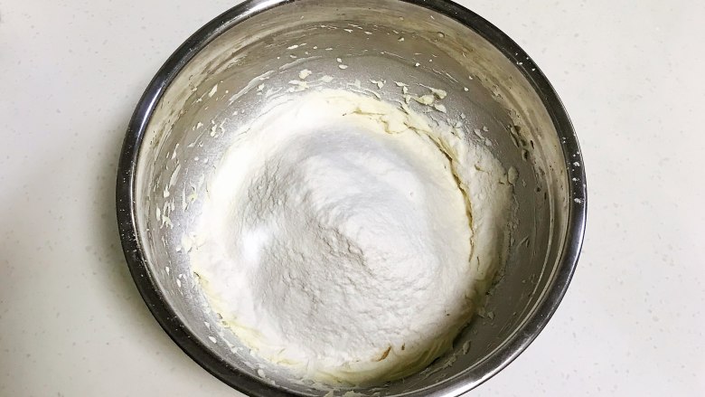 淡奶油曲奇,加入过筛的低筋面粉。