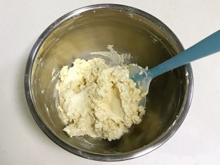 淡奶油曲奇,用刮刀翻拌均匀至看不到干粉的状态。