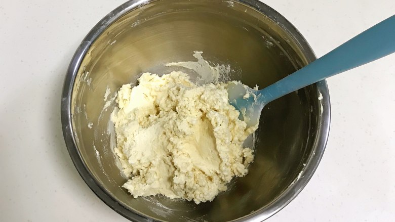 淡奶油曲奇,用刮刀翻拌均匀至看不到干粉的状态。