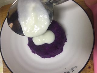 紫薯蛋糕,用勺子淋上酸奶