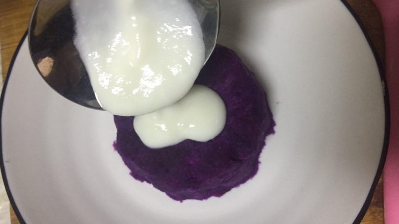 紫薯蛋糕,用勺子淋上<a style='color:red;display:inline-block;' href='/shicai/ 885'>酸奶</a>