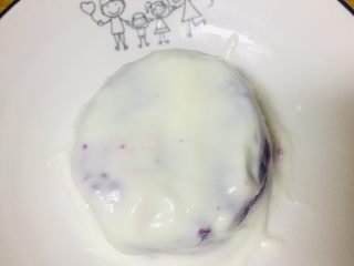 紫薯蛋糕,把紫薯坯抹匀酸奶