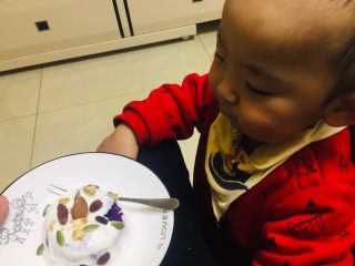 紫薯蛋糕,好吧，给你吃第一口