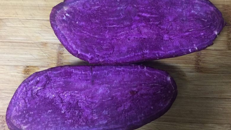 紫薯蛋糕,带皮切两半（带皮可以最大程度的保持紫薯的水分）