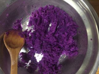 紫薯蛋糕,紫薯去皮捣成泥