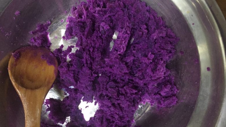 紫薯蛋糕,紫薯去皮捣成泥