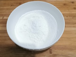桂花糕,把粘米粉，糯米粉，糖，倒入一个大碗中