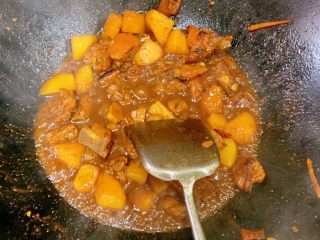 排骨烧土豆,下土豆后10分钟后开大火收汁，适量加一点味精
