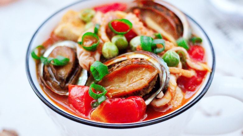 鲍鱼番茄海鲜豆腐浓汤,香浓无比的番茄鲍鱼海鲜豆腐浓汤出锅咯，喝上一碗，满满的幸福感。