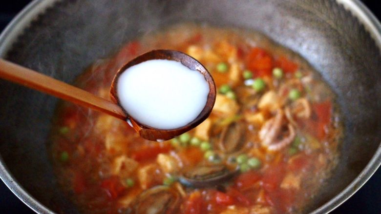 鲍鱼番茄海鲜豆腐浓汤,倒入提前化开的水淀粉。